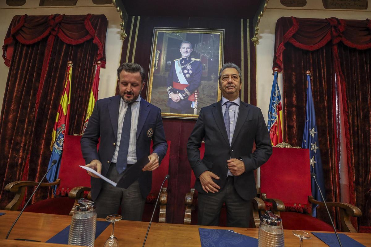 Pablo Ruz y Vicente Rambla, cuando aún era conseller de Cultura, en una reunión del Patronato del Palmeral de Elche