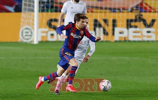 Riqui Puig en el partido de LaLiga entre el FC Barcelona y el Huesca disputado en el Camp Nou.