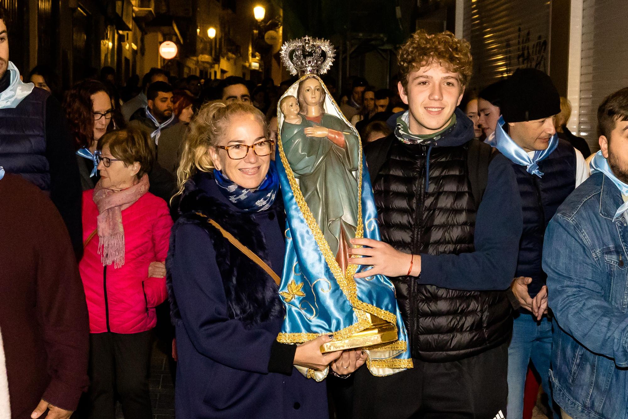 Devoción en Benidorm en la procesión de L'Alba