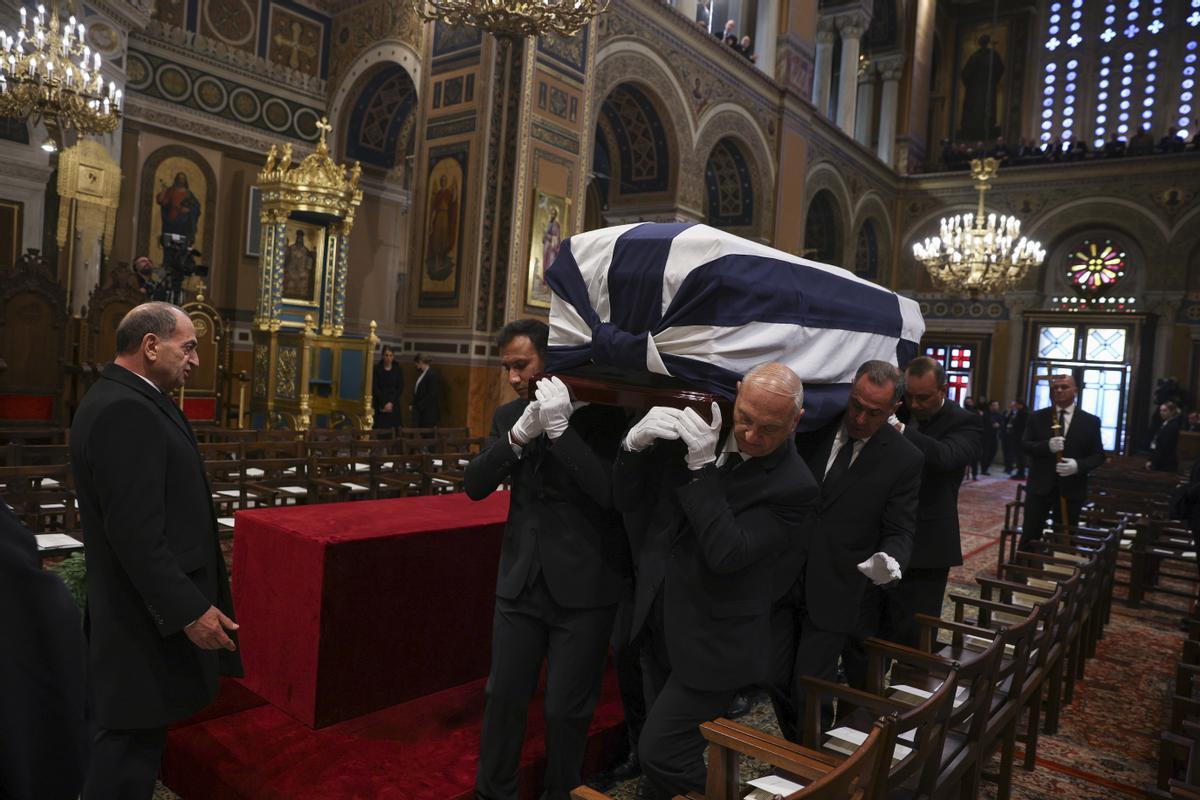 Athens (Greece), 16/01/2023.- Pallbearers carry the coffin of former King of Greece Constantine II on the day of his funeral service at the Metropolitan Cathedral of Athens, in Athens, Greece, 16 January 2023. Greece’s former King Constantine II died at the age of 82 on 10 January 2023. The funeral service is held at the Metropolis Cathedral of Athen before he will be burried near the graves of his ancestrors at the Tatoi former royal palace. (Grecia, Atenas) EFE/EPA/STOYAN NENOV / POOL
