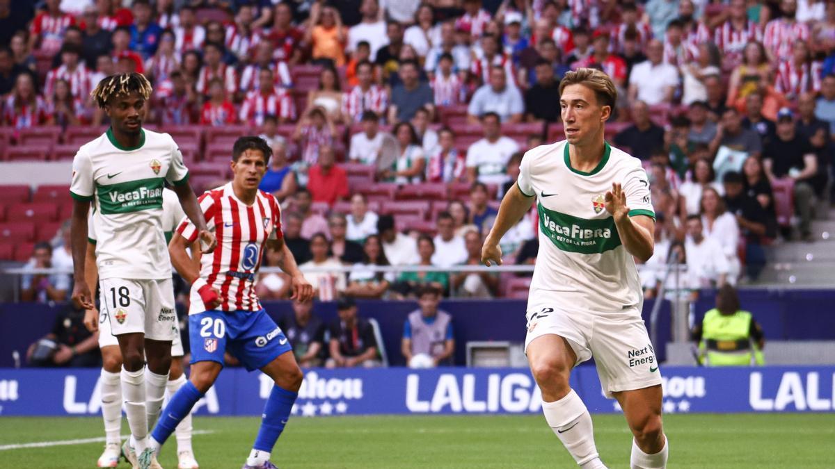 Affengruber conduce el balón durante el partido de la primera vuelta entre Elche y Atlético de Madrid.