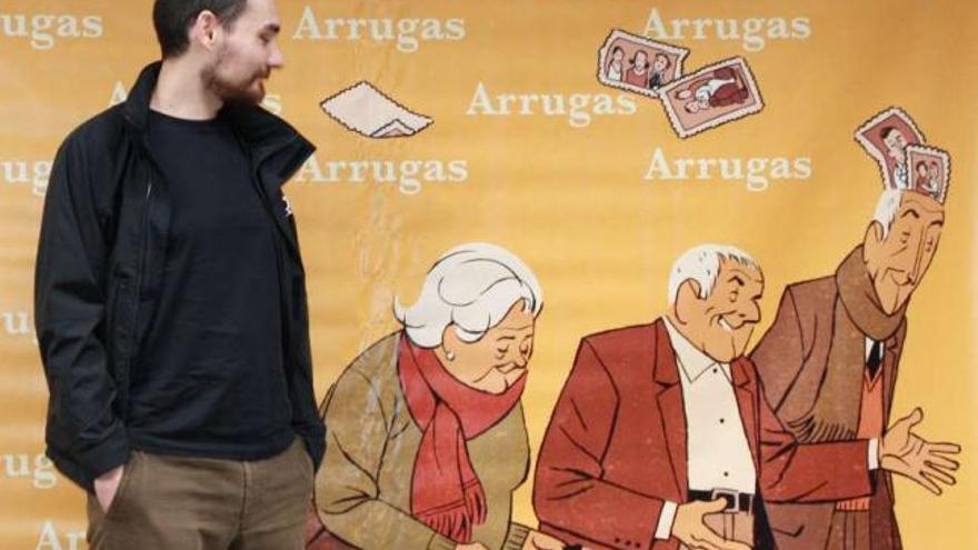 Ignacio Ferreras, junto a un cartel de &#039;Arrugas&#039;. / m.g.