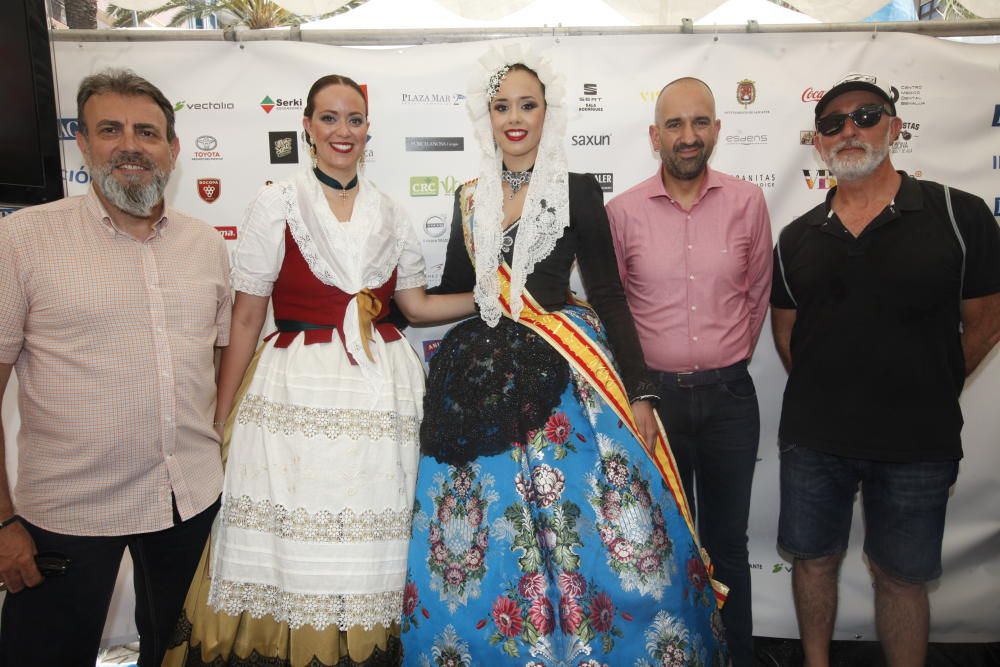 La Bellea del Foc, Isabel Bartual, junto a Elena García, vicepresidenta de comunicación de las Federación de Hogueras, y los trabajadores de INFORMACIÓN e Informacióntv Fco. Bernabé, Adrián Ivorra y Rogelio Fenoll.