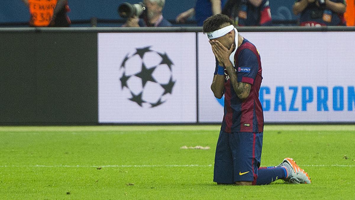 Neymar reza sobre el césped del Estadio Olímpico de Berlín tras ganar el Barça la Champions