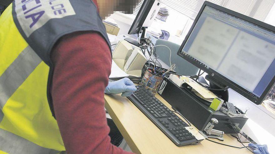 Un agente de la Policía Nacional trabaja delante de un ordenador en la Comisaría de Zamora.