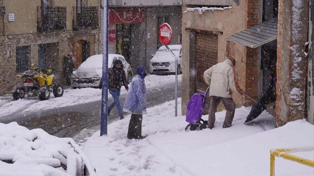 Gente en las calles nevadas de Calaf