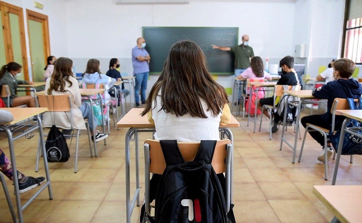 GRAF1887. TOLEDO, 09/09/2020.- Alumnos del Instituto de Educación Secundaria Princesa Galiana de Toledo asisten este miércoles a clase. Un total de 408.689 alumnos de Castilla-La Mancha vuelven a las aulas desde hoy, en su mayor parte de forma presencial, aunque arrancan en educación a distancia los estudiantes de Bolaños de Calatrava (Ciudad Real), que está confinada, y con educación semipresencial en 110 centros de la región que lo han solicitado. EFE/ Ismael Herrero