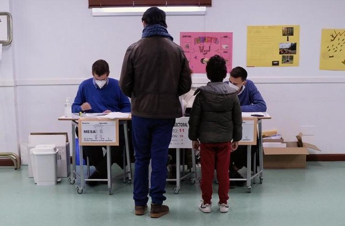 «Pare, ¿i tu a qui votaràs?»