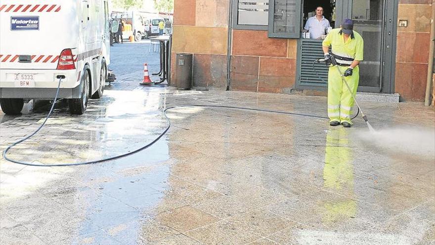 La UTE de limpieza lleva a cabo un plan especial en calles del centro