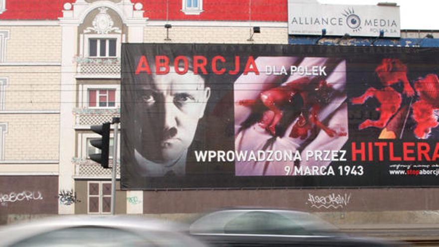 Un póster en Poznan (Polonia) de la campaña publicitaria contra el aborto en la que se utiliza la imagen del dictador alemán Adolf Hitler.