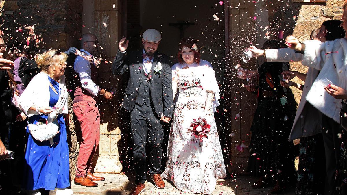 Andrés y Antonia celebran sus esponsales en una localidad que no conmemoraba una boda desde el siglo pasado.