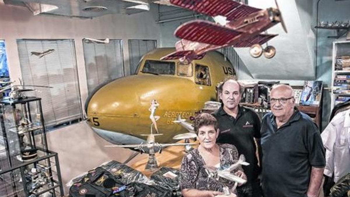 Dos generaciones 8 La familia Miguel posa en la tienda junto a la cabina de un avión modelo Dakota.