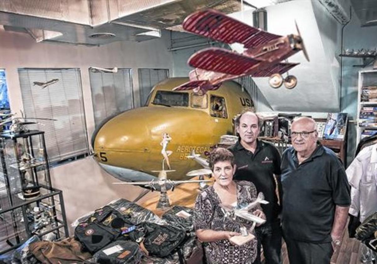 Dues generacions 8 La família Miguel posa a la botiga davant la cabina d’un avió model Dakota. Dues generacions 8 La família Miguel posa a la botiga davant la cabina d’un avió model Dakota.