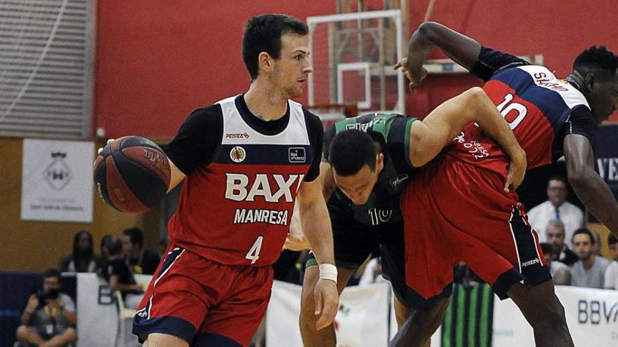 Frankie Ferrari intenta superar un bloqueig col·locat per Jordan Sakho durant el partit de Sant Julià