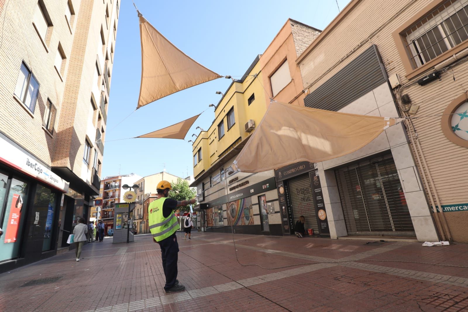 Toldos en forma de vela en la calle Delicias de Zaragoza
