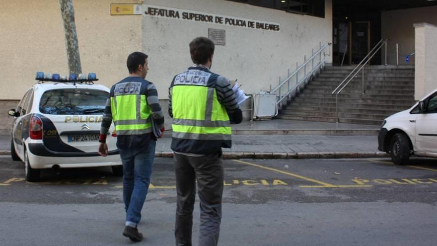 Agentes de la Policía Nacional, frente a la Jefatura Superior, en Palma.