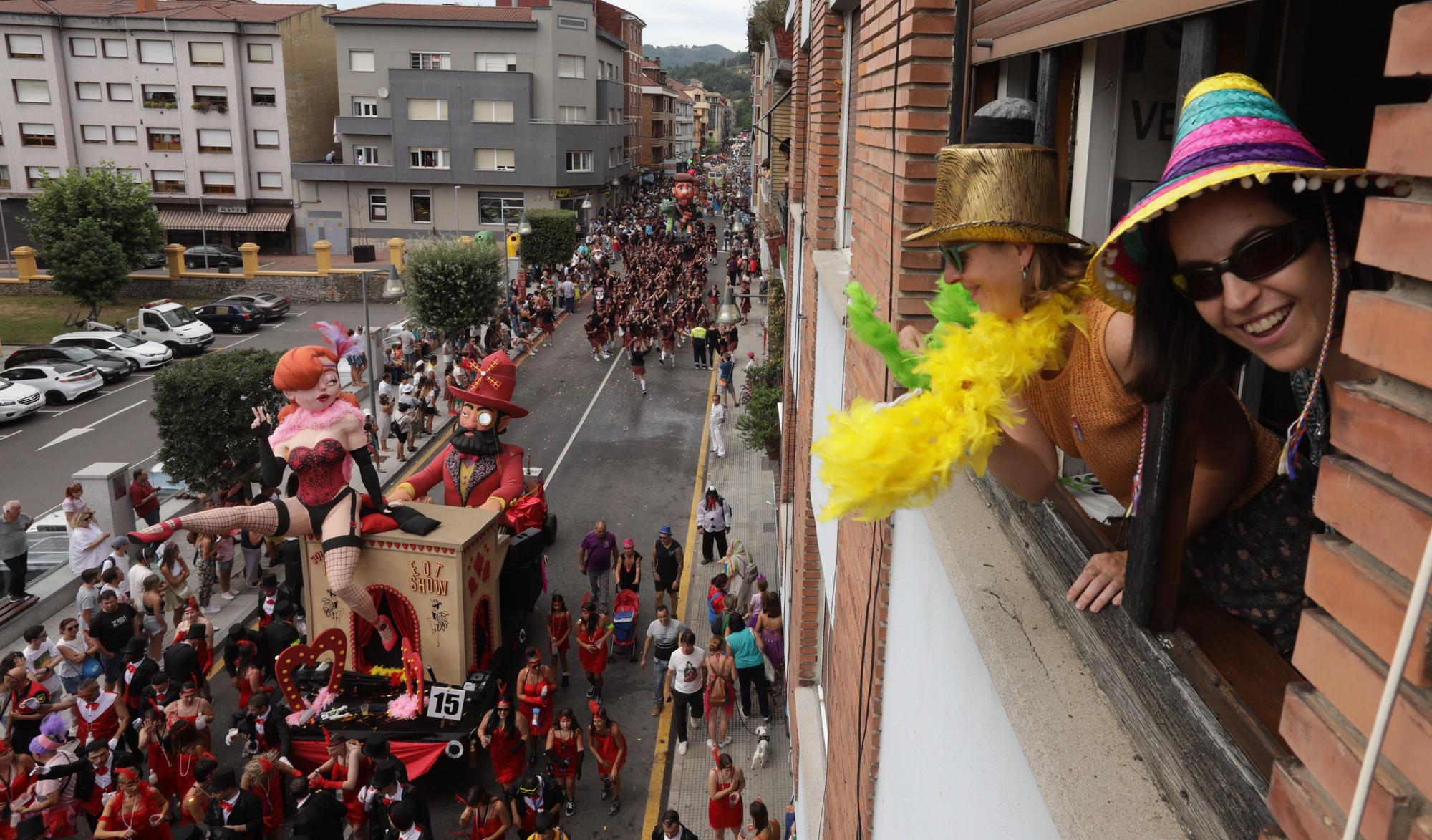 EN IMÁGENES: Cuarenta barcos y 6.000 "marineros" en un Descenso Folklórico del Nalón con mucho ritmo