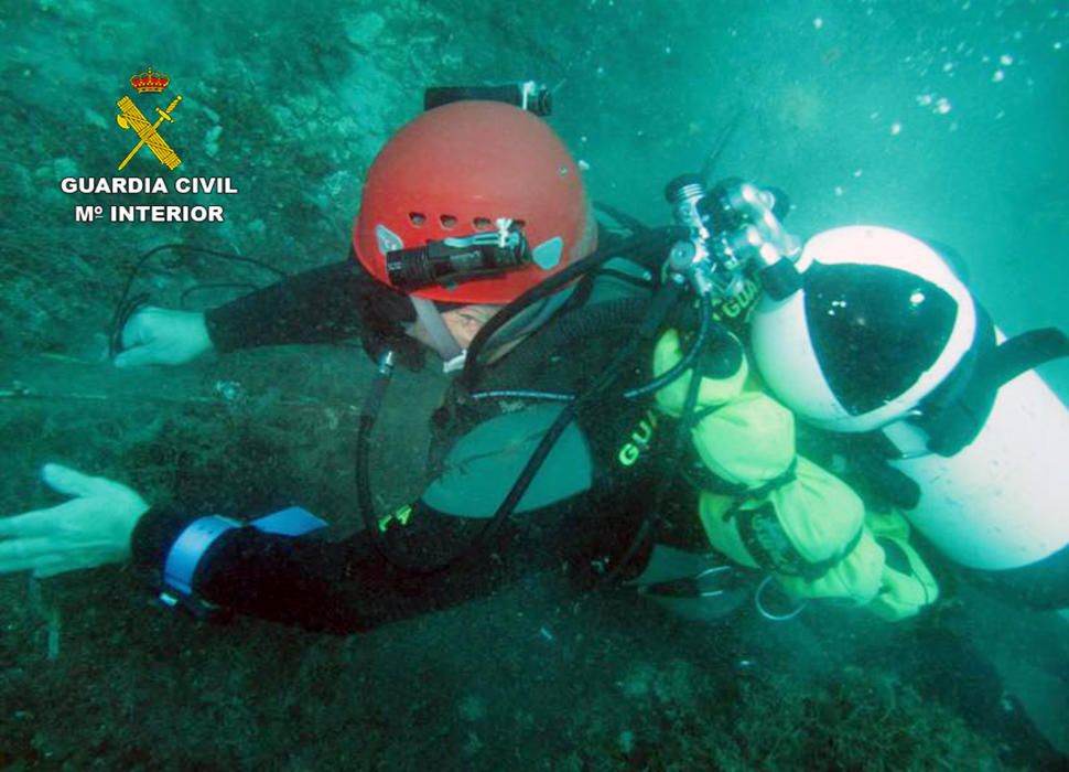 Retiran una red de pesca en Águilas por riesgo para la navegación y el buceo