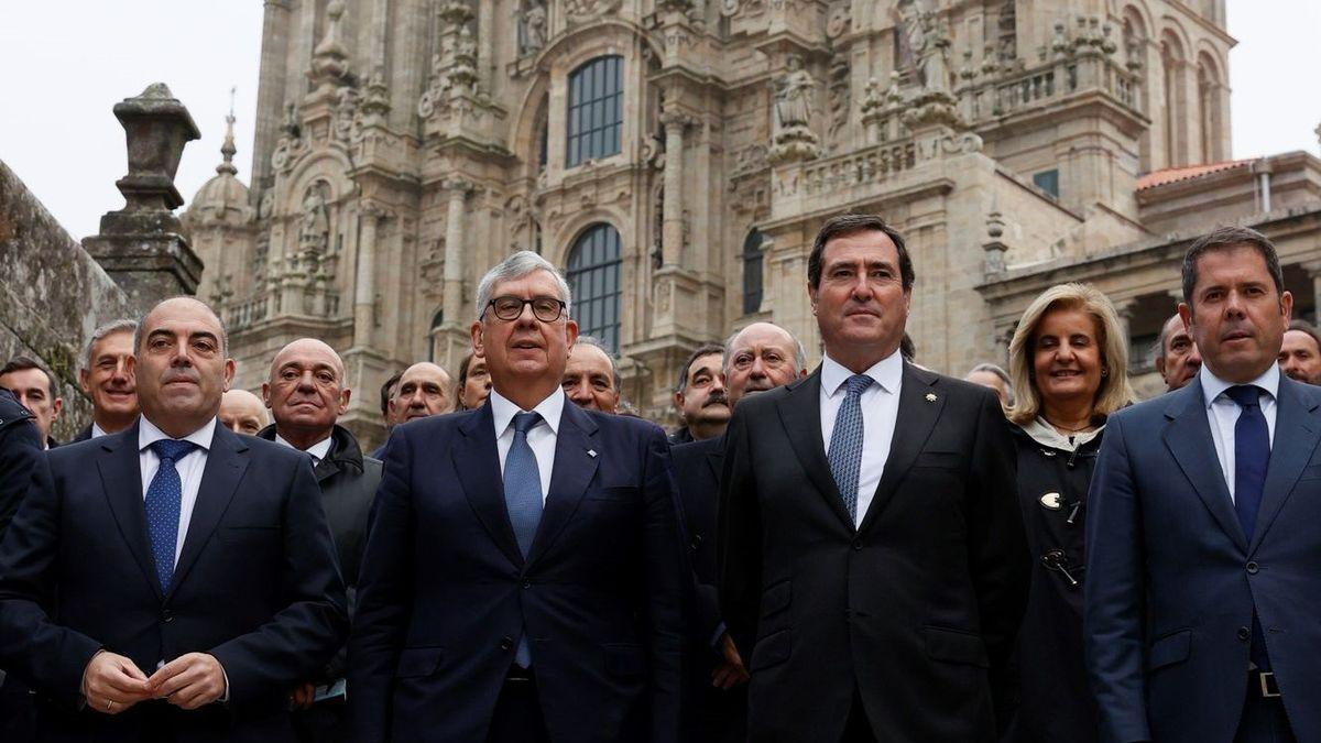 De izquierda a derecha, los líderes empresariales Lorenzo Amor (ATA), Juan Manuel Vieites (CEG), Antonio Garamendi (CEOE) y Gerardo Cuerva (Cepyme) el pasado viernes ante la catedral de Santiago. De izquierda a derecha, los líderes empresariales Lorenzo Amor (ATA), Juan Manuel Vieites (CEG), Antonio Garamendi (CEOE) y Gerardo Cuerva (Cepyme) el pasado viernes ante la catedral de Santiago.
