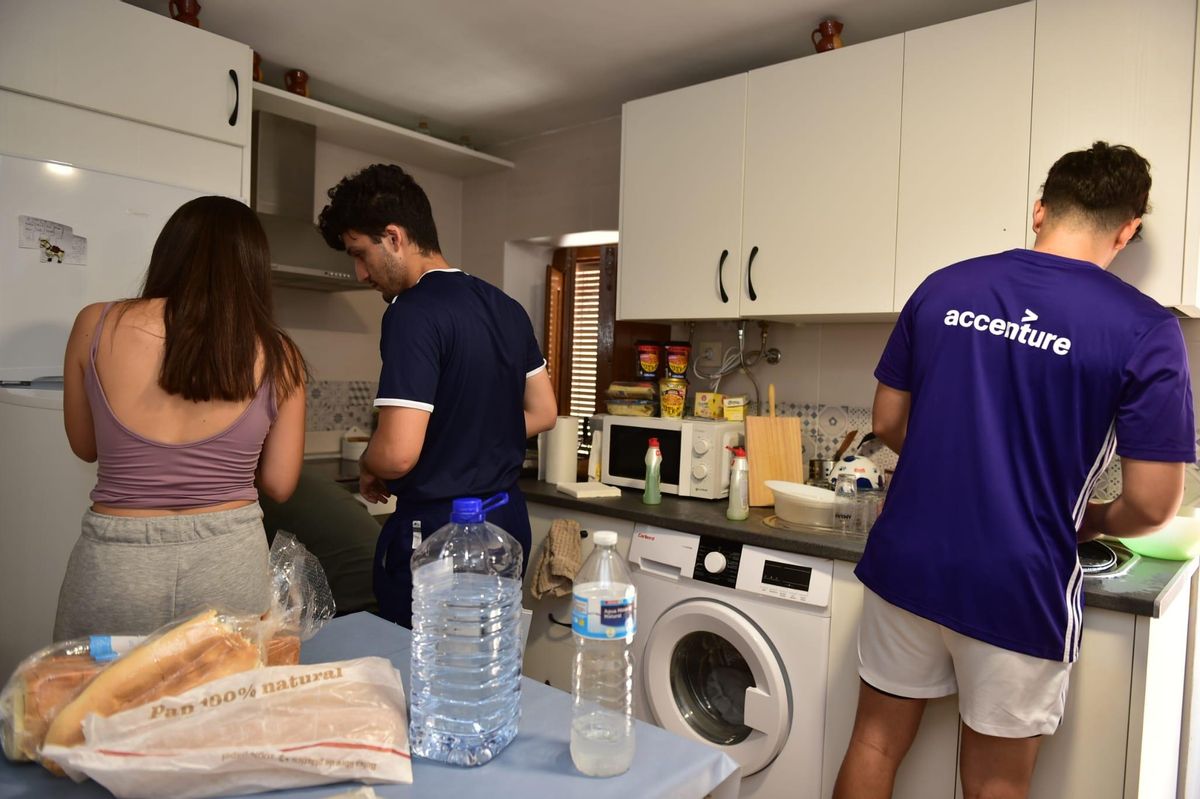 Los jóvenes, de vuelta en casa, fregando la cena del martes.
