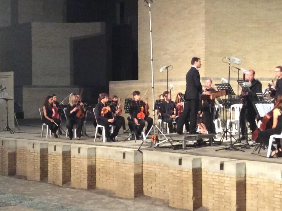 Actuación de l'Orquestra Simfònica de la SMI Santa Cecilia de Cullera.