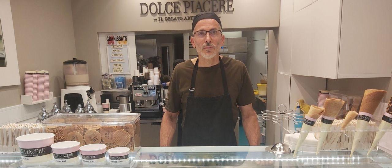 Ignasi Puiggròs és el responsable de Dolce Piacere, la gelateria del carrer de Casanova | J.M.G.