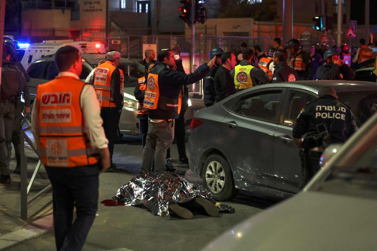 Un atentado a las puertas de una sinagoga de Jerusalén ha dejado al menos ocho muertos israelís y varios heridos este viernes por la noche. El atacante ha sido neutralizado en el lugar de los hechos por las fuerzas israelís.