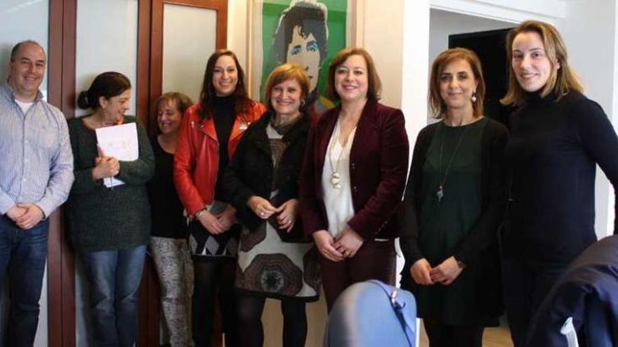 Celia Alonso y Susana López Abella, junto a otros miembros de sus respectivos departamentos.