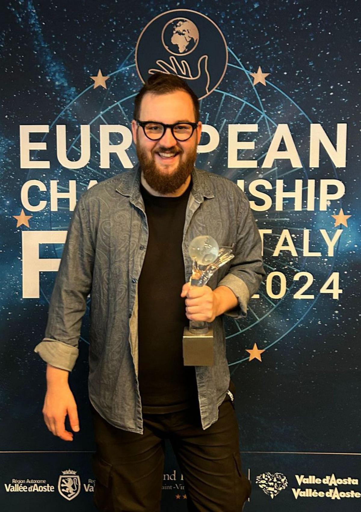Joshua Kenneth posa con su premio en el Europeo.   | // LOC