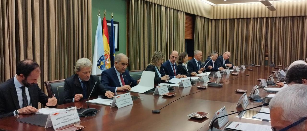 Firma de la declaración de apoyo a la conexión ferroviaria a Bouzas, el lunes en el Puerto de Vigo.