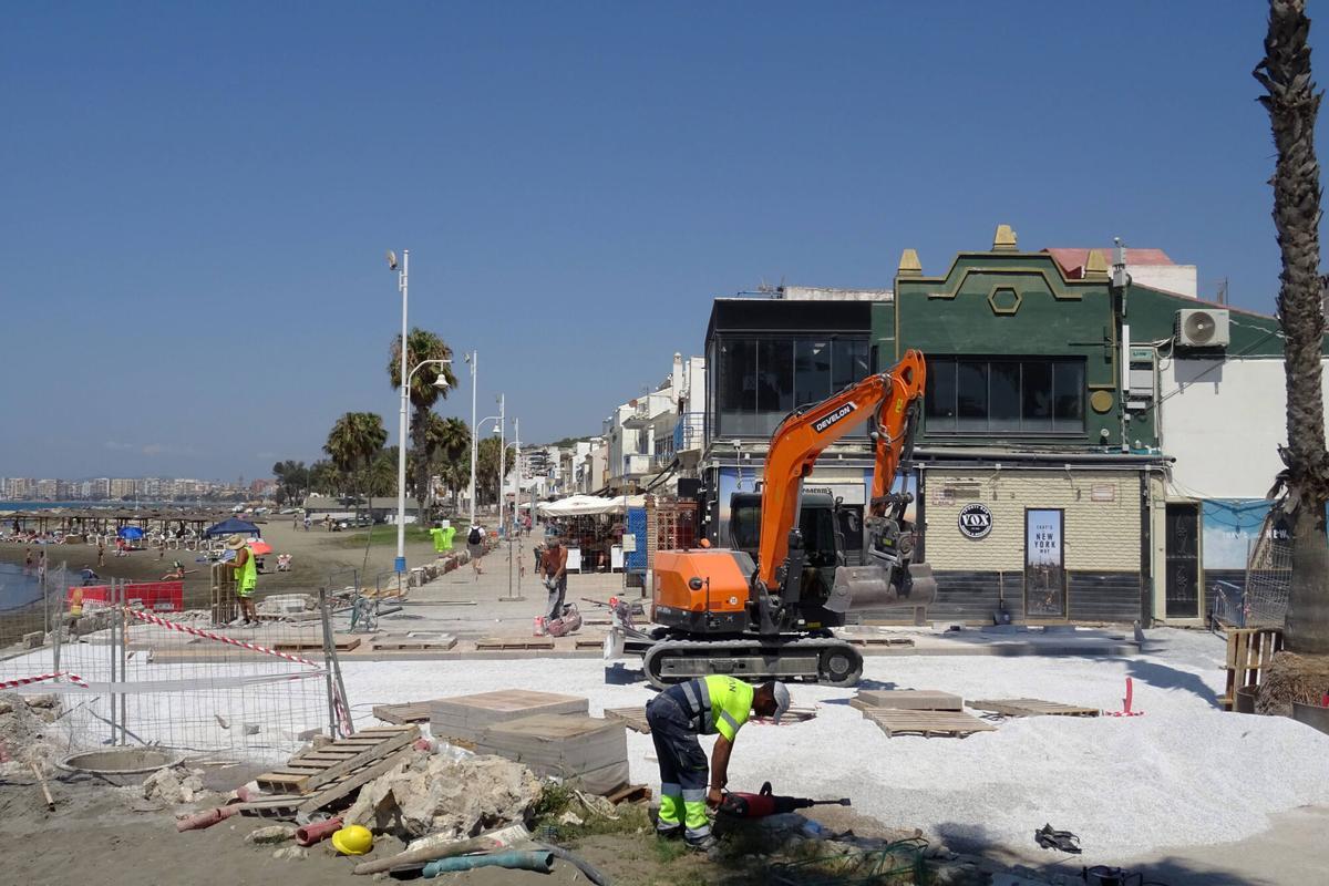 MLG 09-07-2026.-Comercios cerrados en la paseo marítimo El Palo, debido a las obras de remodelación de dicho paseo.