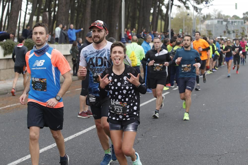 Los corredores del maratón completan la primera mitad del recorrido en los alrededores de Samil y Coruxo.