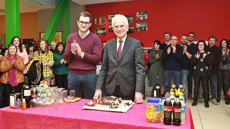 Cacheda y su hijo en una fiesta junto a sus empleados por el 80 cumpleaños del empresario.