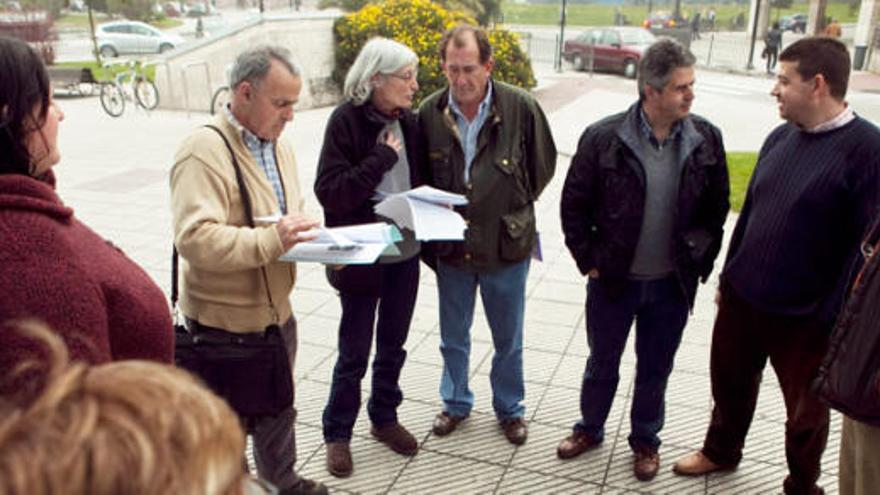 Varios miembros de la plataforma de afectados por Sogepsa, ayer, en Oviedo, antes de la reunión.