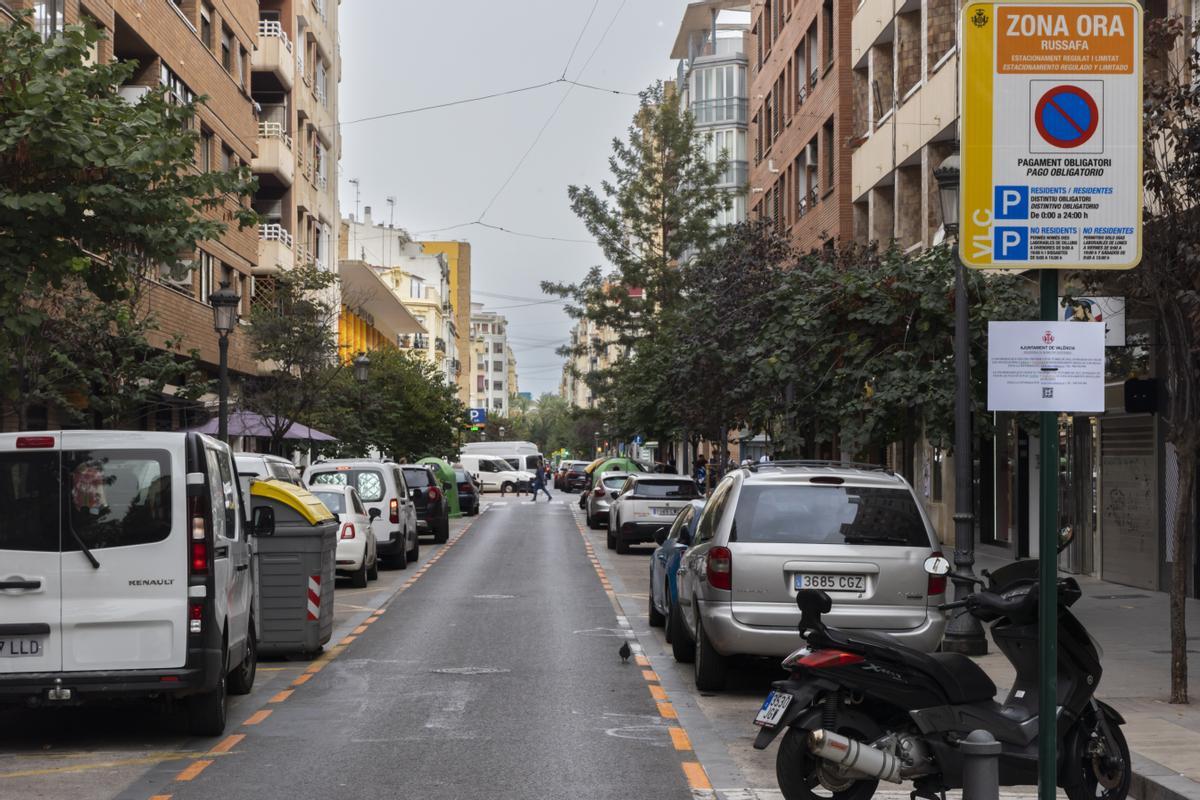 Cartel de la zona naranja, que anuncia el inicio del estacionamiento restringido.