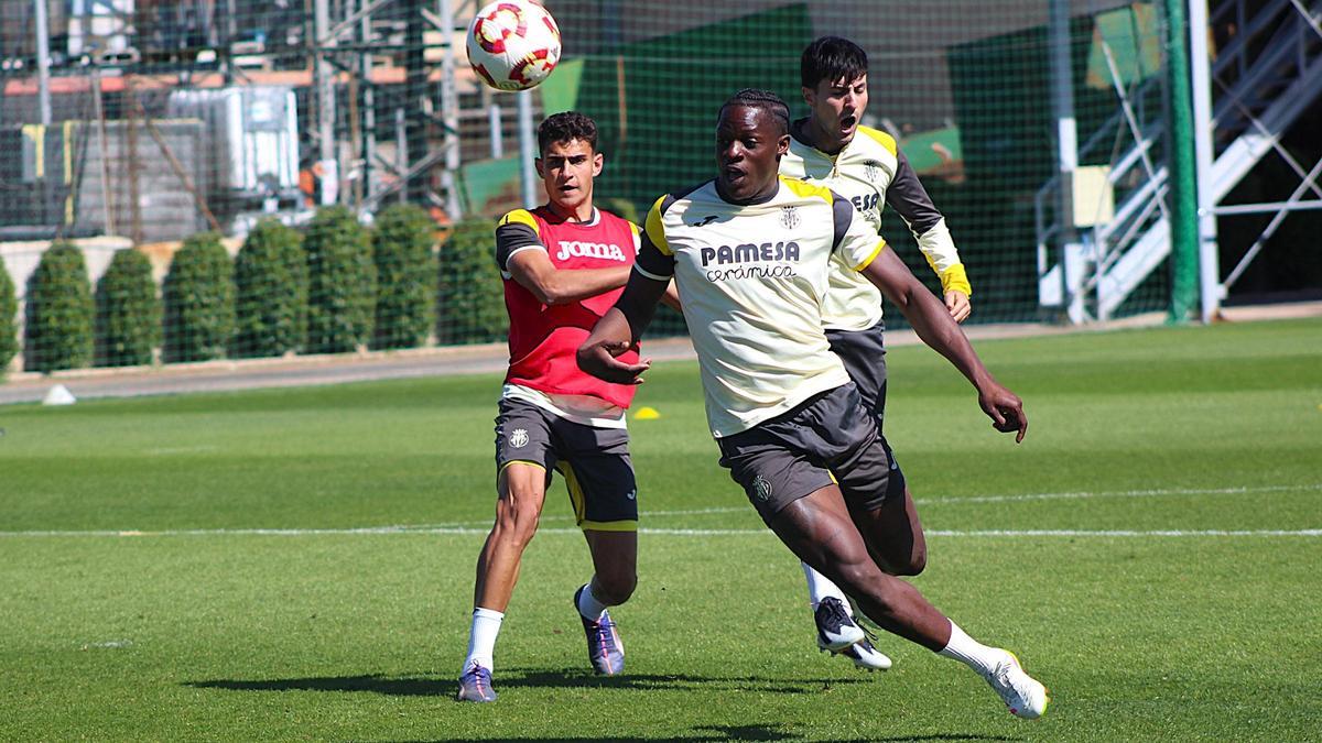El delantero camerunés Etta Eyong remata un balón en el entrenamiento del miércoles.