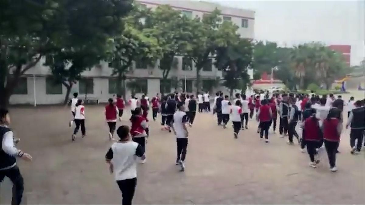 Niños de una escuela de Taiwan salen al exterior durante el terremoto