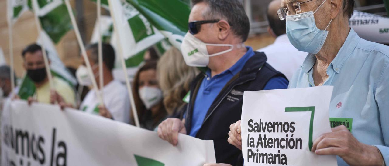 Enfermeros y fisioterapeutas de Atención Primaria se manifiestan frente al centro de salud Doctor Guigou.