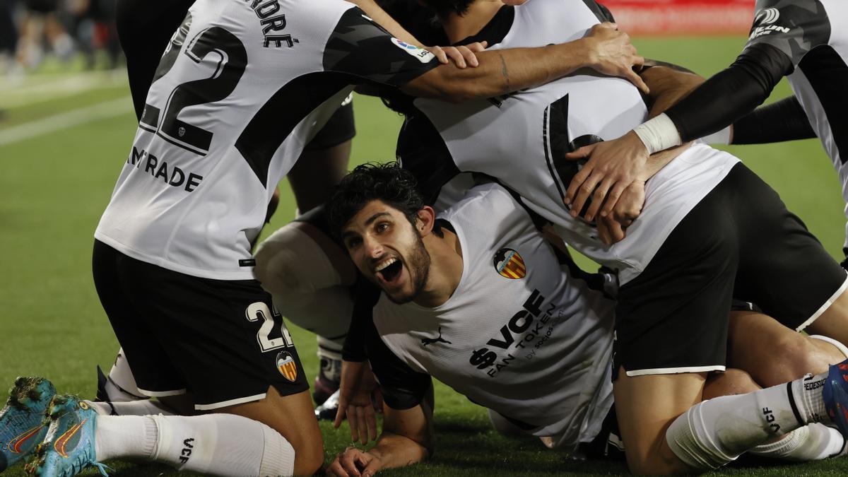 Locura de los futbolistas del Valencia CF tras uno de los goles