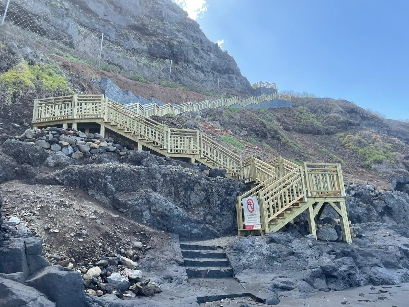 La parte final de la escalera de acceso a la playa de Los Patos