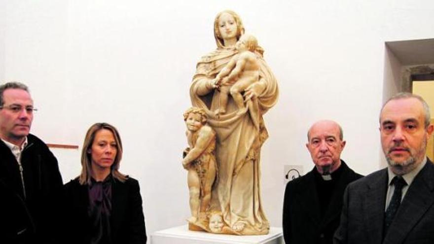 El director del taller de restauración de la Diócesis, la restauradora, el deán, y el delegado de Patrimonio, con la escultura atribuida a Bartolomé Ordóñez.