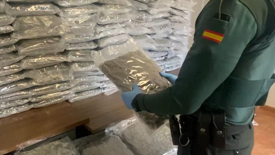 Sorprenden en Casabermeja a dos hombres ocultando marihuana en palés con productos del campo