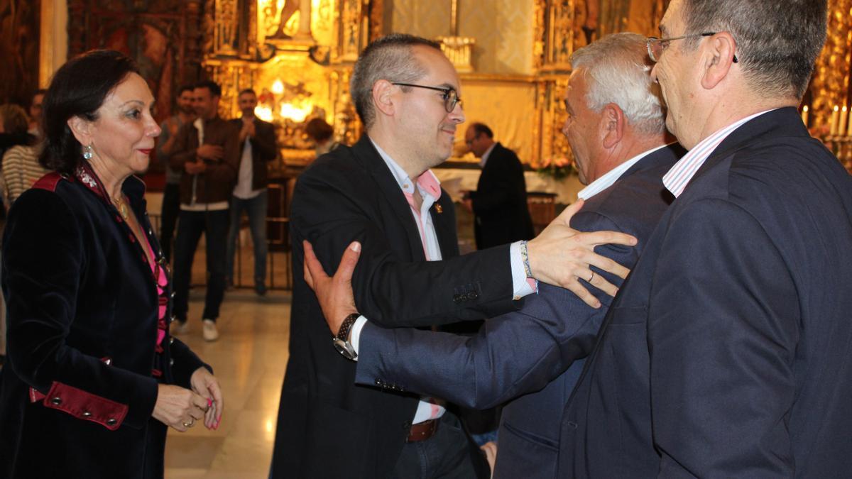 El primero en dar la enhorabuena al nuevo presidente era su antecesor, José María Miñarro, en presencia de Tana García Mínguez y José Enrique Mateos.