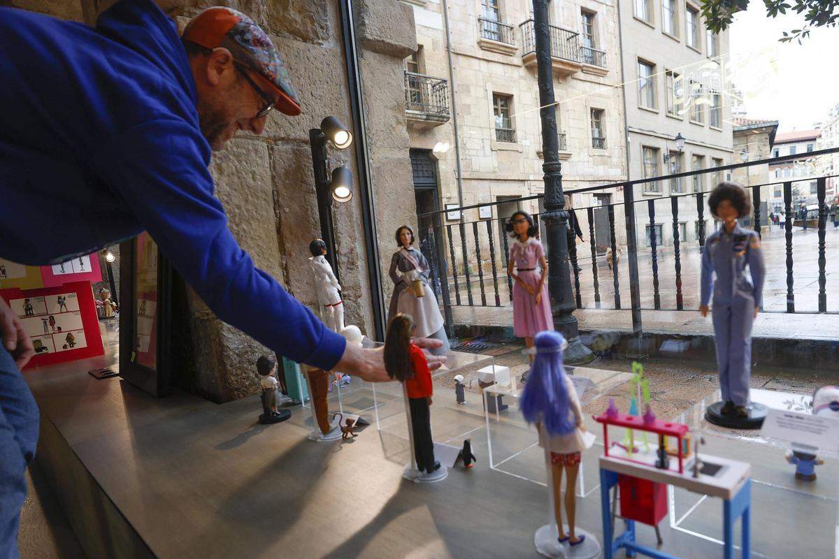 Montejo, colocando las muñecas.