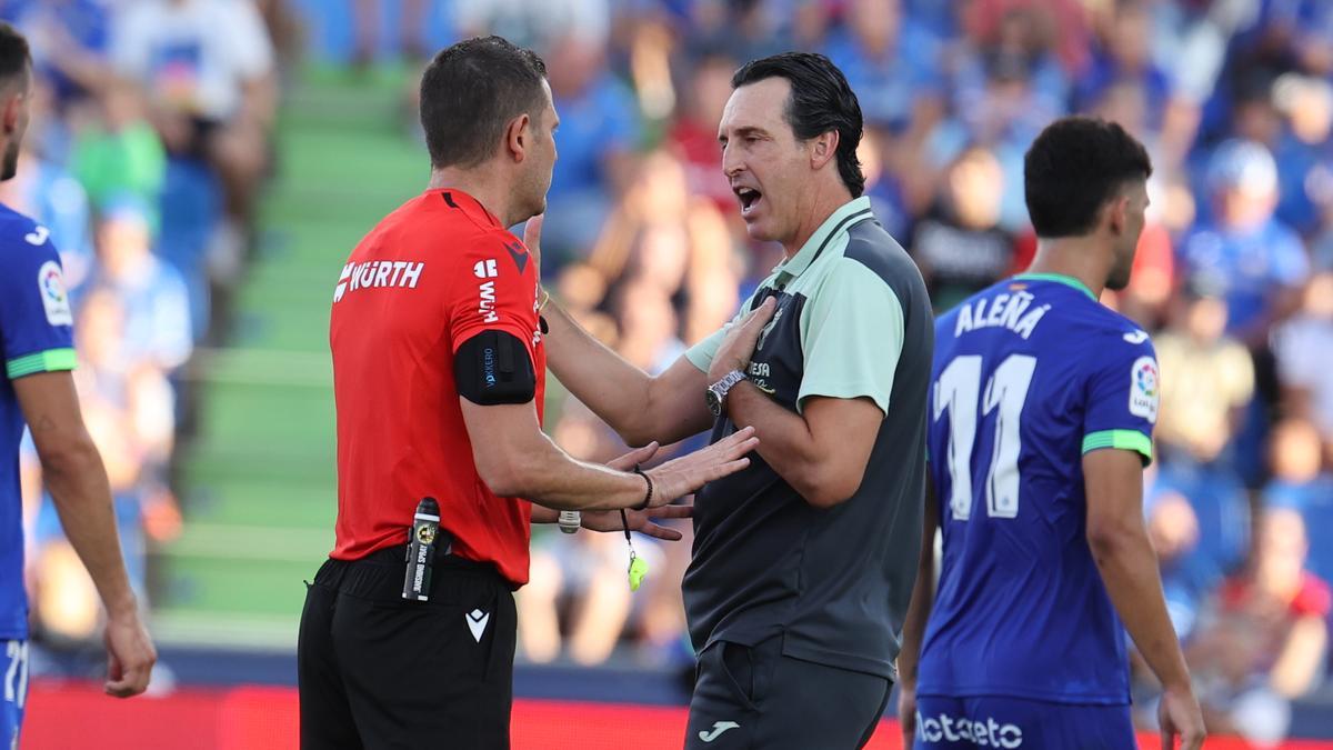 Unai Emery discute con el árbitro.