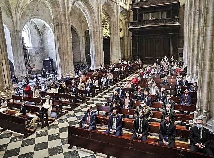 Asistentes a la misa del Corpus en la Catedral.