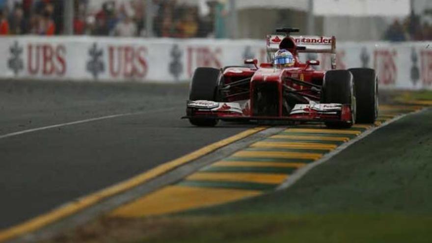 Fernando Alonso rueda en Melbourne.