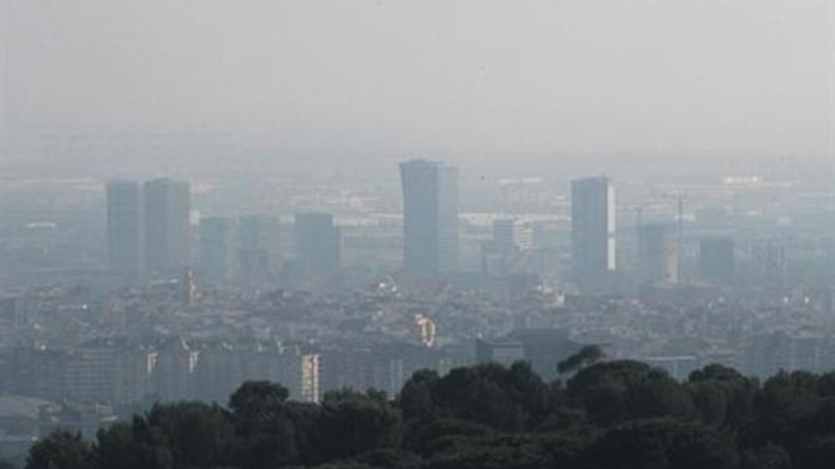 Capa de contaminación en el cielo de Barcelona.