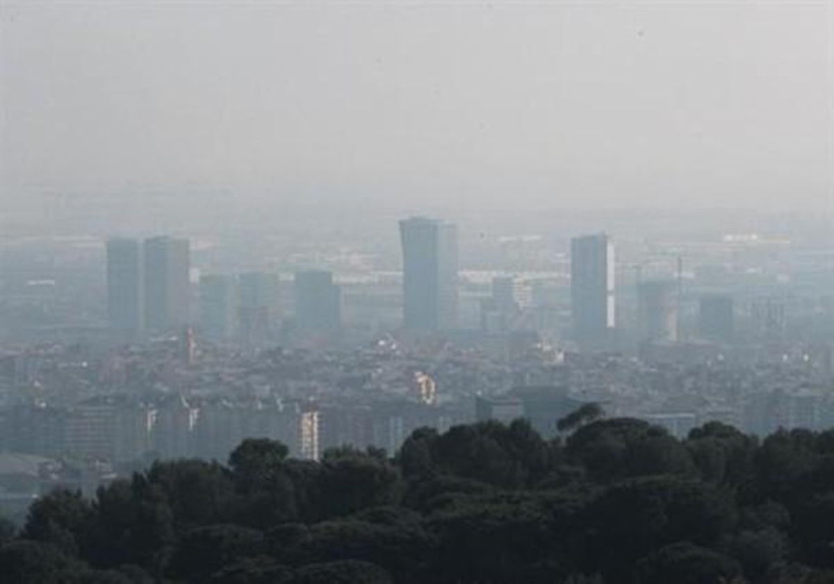 Capa de contaminació al cel de Barcelona, ahir. Capa de contaminació al cel de Barcelona, ahir.