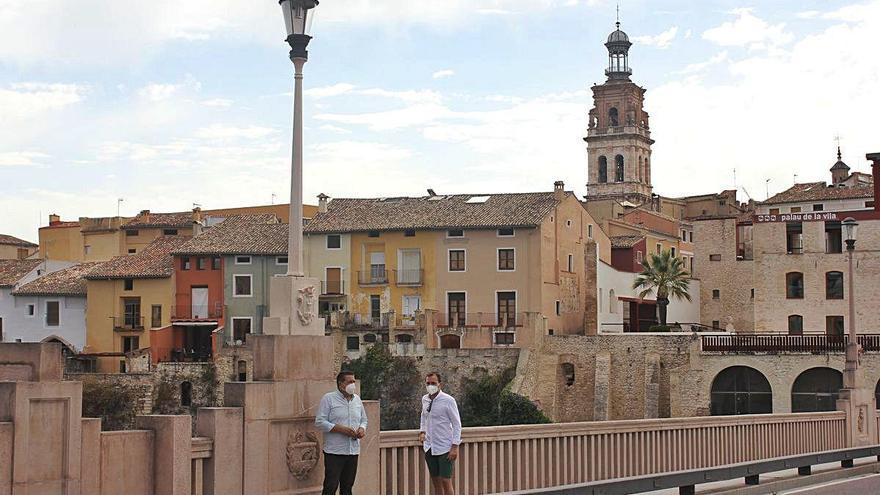 Los concejales Cuesta y Penadés, ayer en el Pont de Santa Maria junto a una de las piezas repuestas.